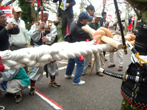 圧倒的に大綱を引っ張った津幡の勝ち! 圧倒的に大綱を引っ張った津幡の勝ち!