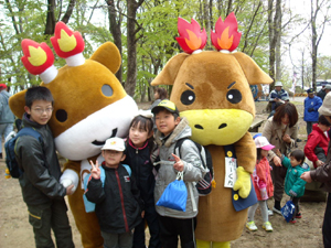 チビッ子たちに大人気のゆるキャラ「火牛のカーくん」と「メルギューくん」 チビッ子たちに大人気のゆるキャラ「火牛のカーくん」と「メルギューくん」