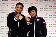 ６３キロ級の伊調馨選手（左）と４８キロ級の小原日登美選手