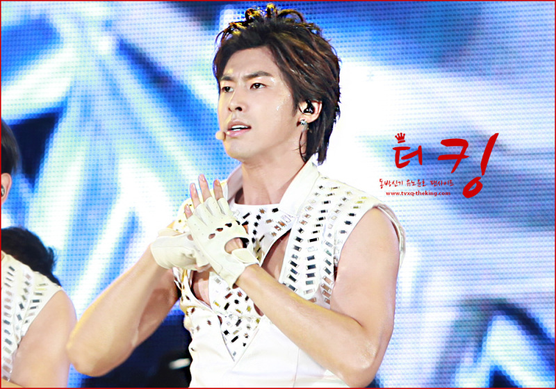 20120818 SMT ユノ 胸 チラ見え
