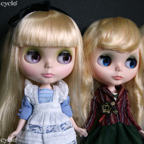03_UniBlonde.jpg