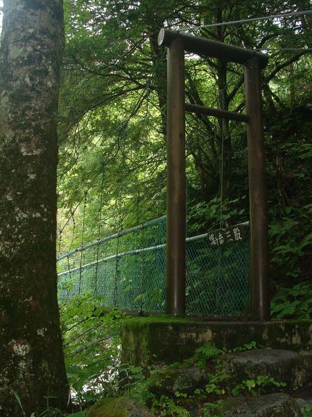 ひっそりと現れる吊り橋