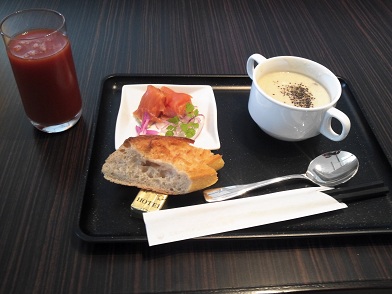 成田空港サテライトラウンジの朝食