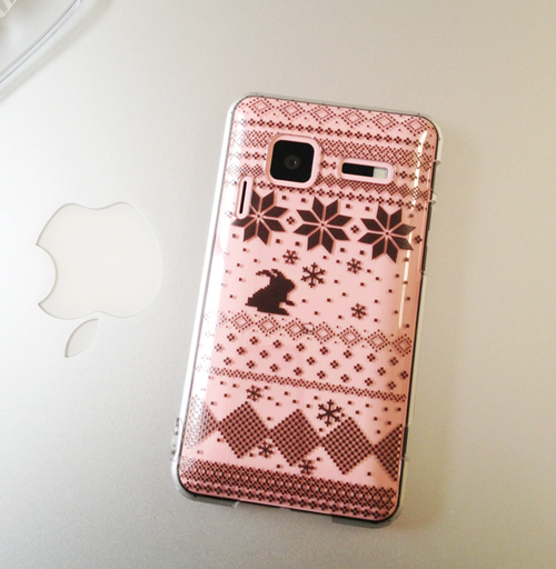 INFOBAR A01にかわいいプリントの入ったクリアケースを付けた。