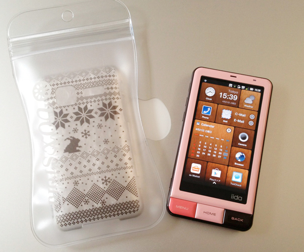 私のチョコピンクのINFOBARとノルディック模様のケース