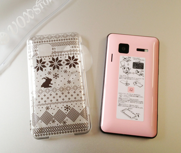 私のチョコピンクのINFOBARとノルディック模様のケース。その2