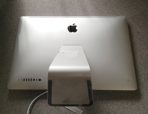 事務所の床に転がされたiMac Mid 2010