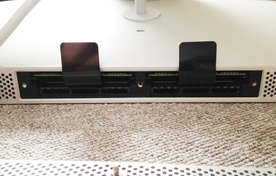 iMac Mid 2010のメモリを引き出すためのベロ