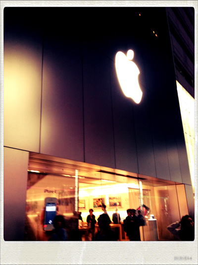 Apple Store。新製品がいっぱいだよ。