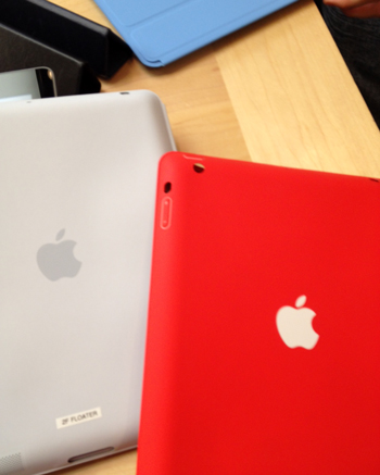 Apple iPadのスマートケースの背面。