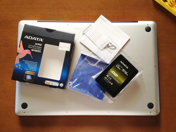 ADATA ASX900S3-512GM-CパッケージとMacBook Pro 17