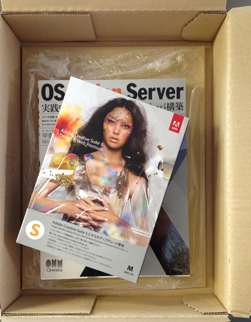 Adobe Creative Suite 6 Design & Web PremiumとMacOSサーバーの本、合わせて5千円以上お得。