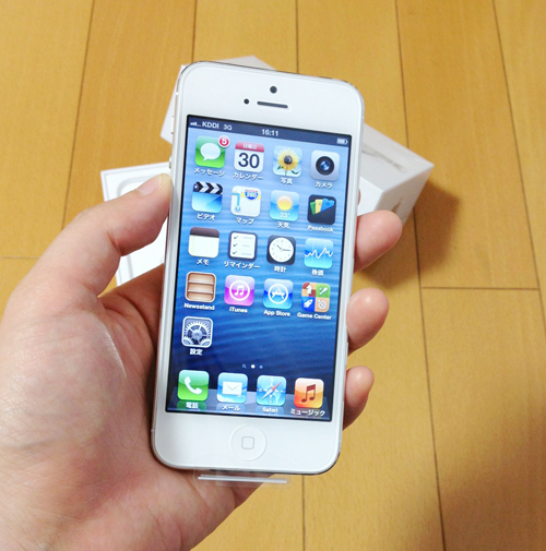 自分の運の良さにびっくり。au iPhone 5 32GB whiteモデル をにぎにぎ。